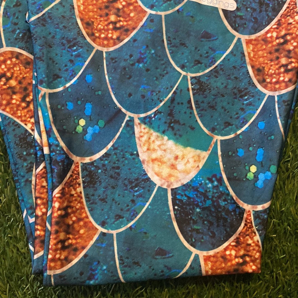Lotus Mermaid Leggings - Picture 7 of 11